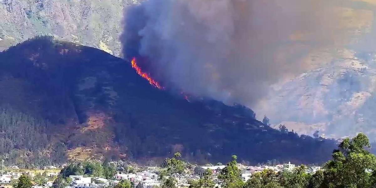 Quito | Los bomberos atienden incendios en el cerro Ilaló y Tababela este 15 de septiembre