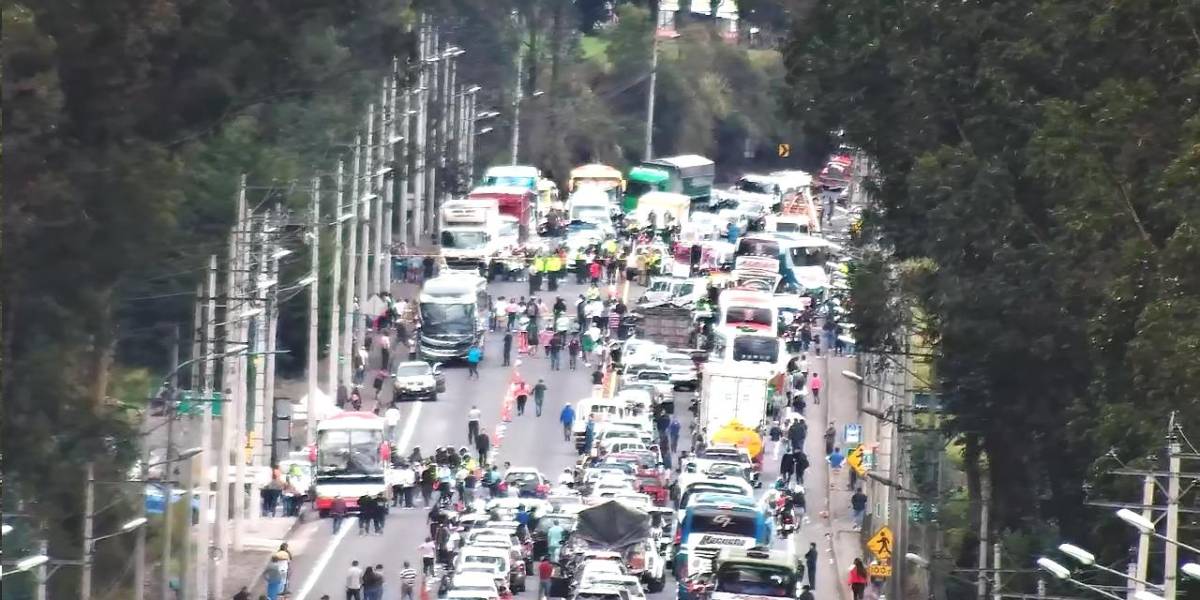 Siete heridos y dos muertos tras el choque de un bus y tres automóviles en Tambillo