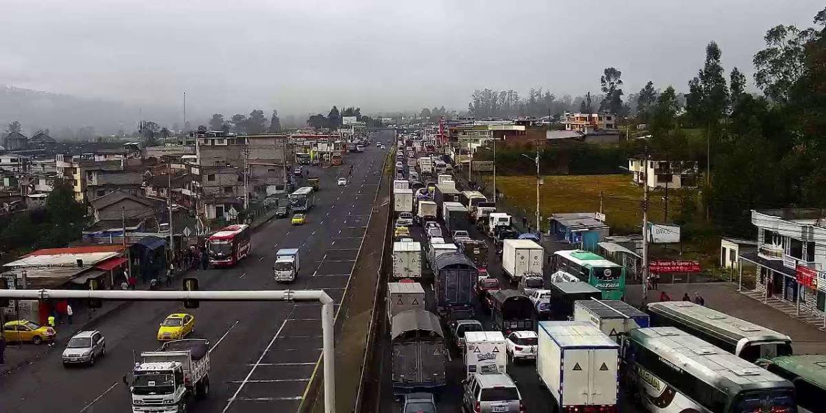 Un pesado tráfico vehicular se registra en la vía Tambillo-Alóag por el volcamiento de un camión