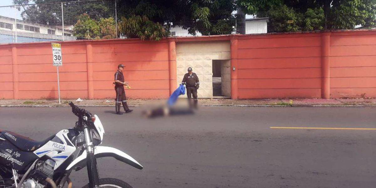 Un delincuente fue abatido en Guayaquil tras persecución con cruce de balas con la Policía