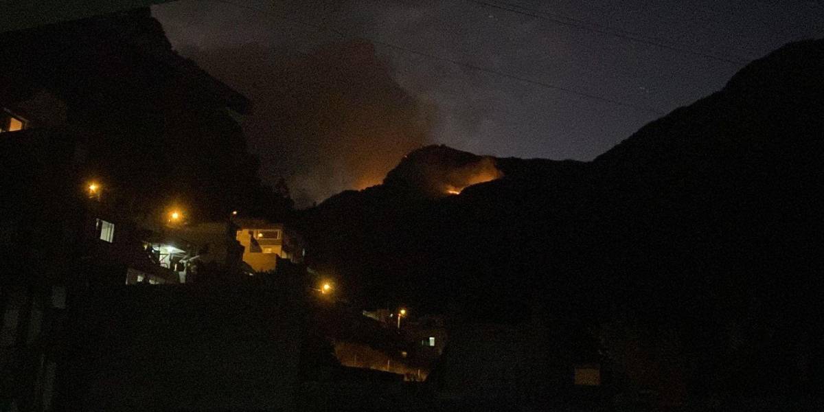 Quito: 60 efectivos de los Bomberos combaten incendio forestal en las laderas del Pichincha