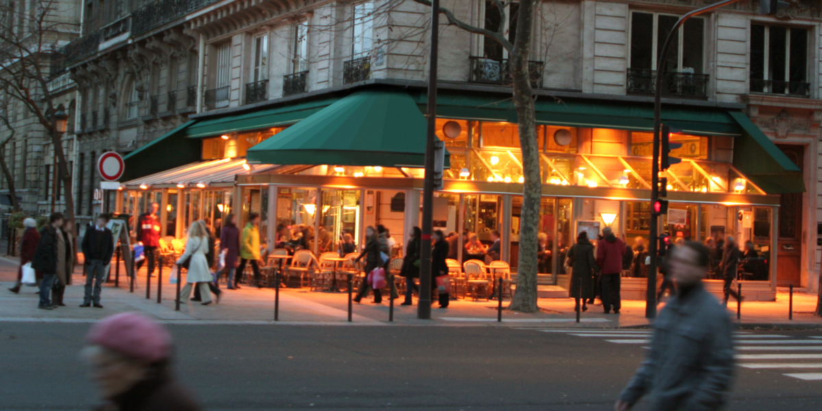 Un vehículo chocó contra un restaurante en París