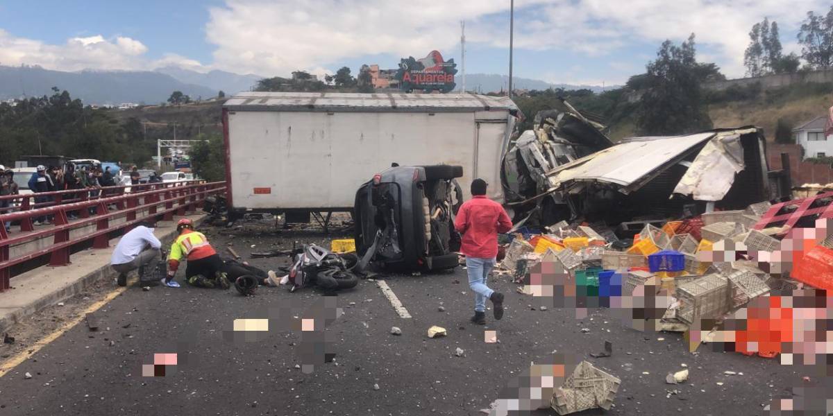 Quito | Un aparatoso choque múltiple en la Ruta Viva deja un fallecido y 10 heridos