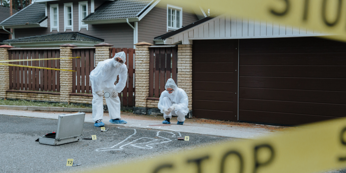 Joven italiana bajo arresto por homicidio y entierro de dos recién nacidos en su jardín