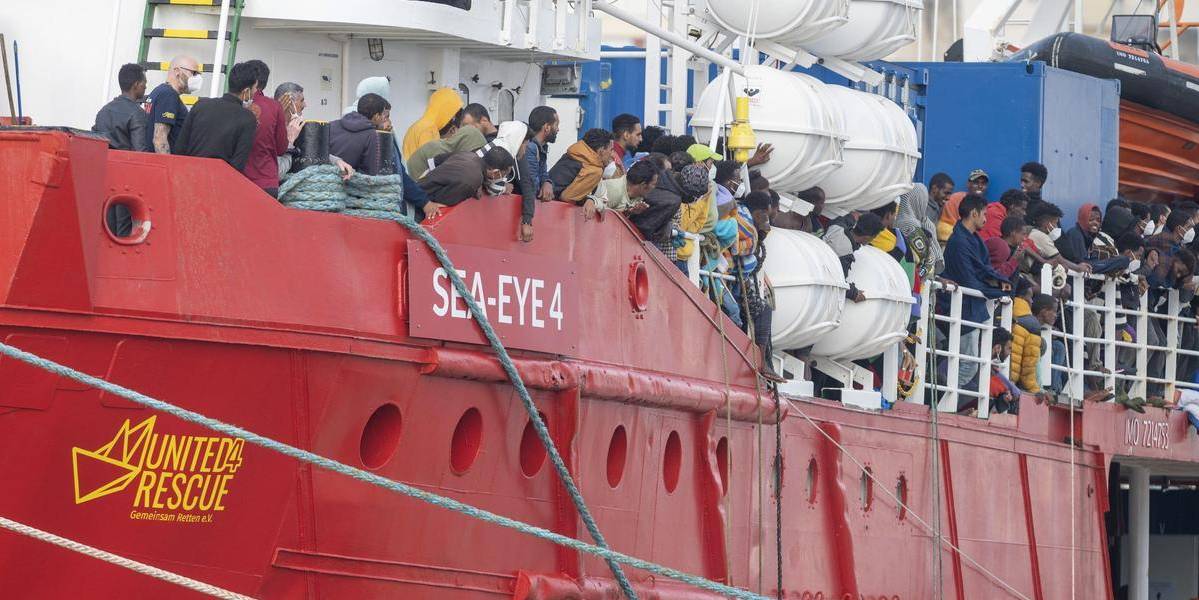El barco humanitario Ocean Viking rescata a 438 migrantes para llevarlos al puerto de Génova