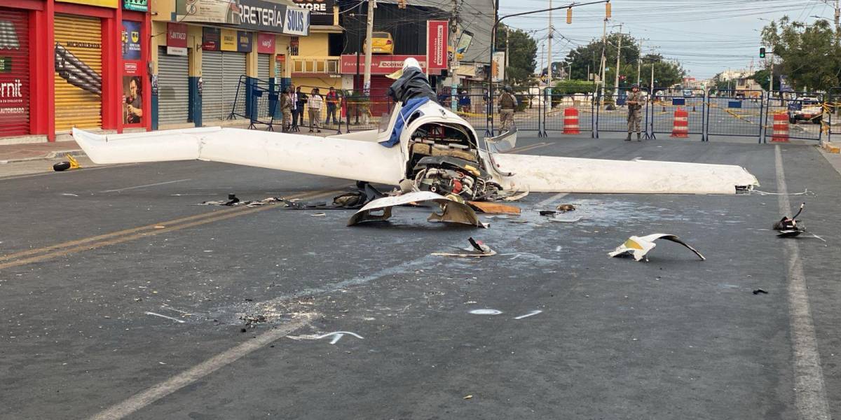 Santa Elena: La avioneta siniestrada continúa en medio de la calle