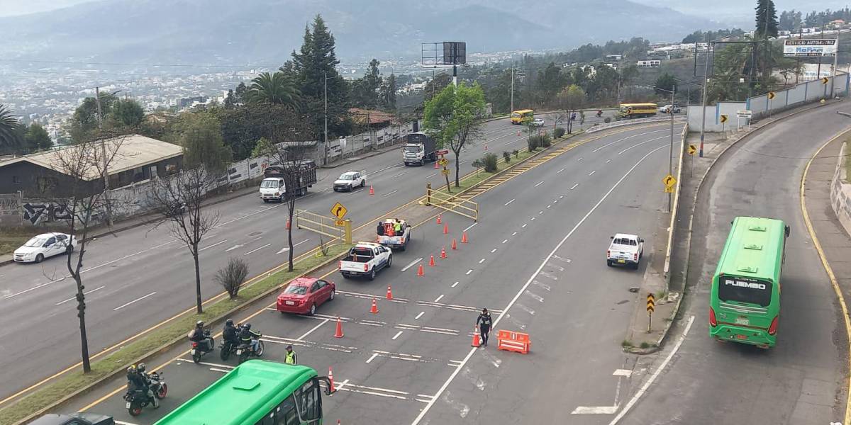 Quito | Las avenidas Simón Bolívar y Oswaldo Guayasamín registran cierres viales por trabajos de limpieza tras incendios