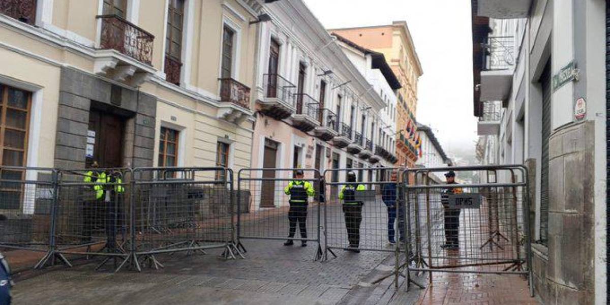 Quito: los alrededores del Palacio de Gobierno se encuentran cercados con vallas metálicas