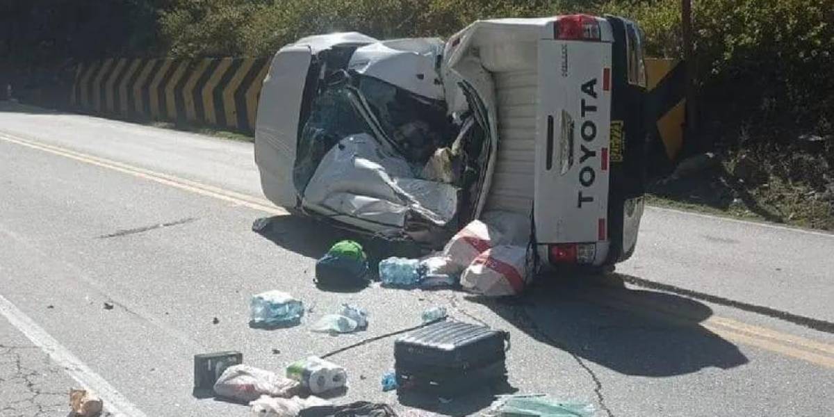 VIDEO | Una roca cae sobre camioneta y mata a tres personas en Perú