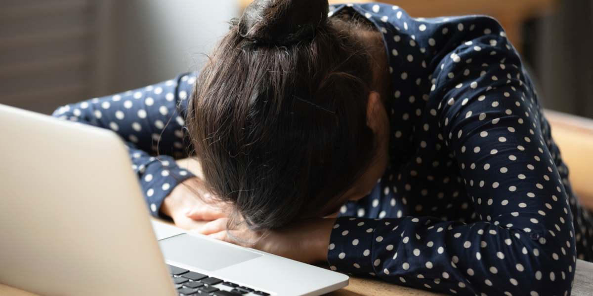 Cómo la falta de sueño acelera el envejecimiento cerebral y afecta tu salud