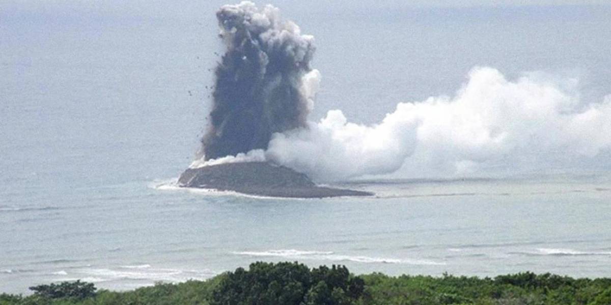 VIDEO: después de la erupción de un volcán emerge una nueva isla que sigue expandiéndose en Japón
