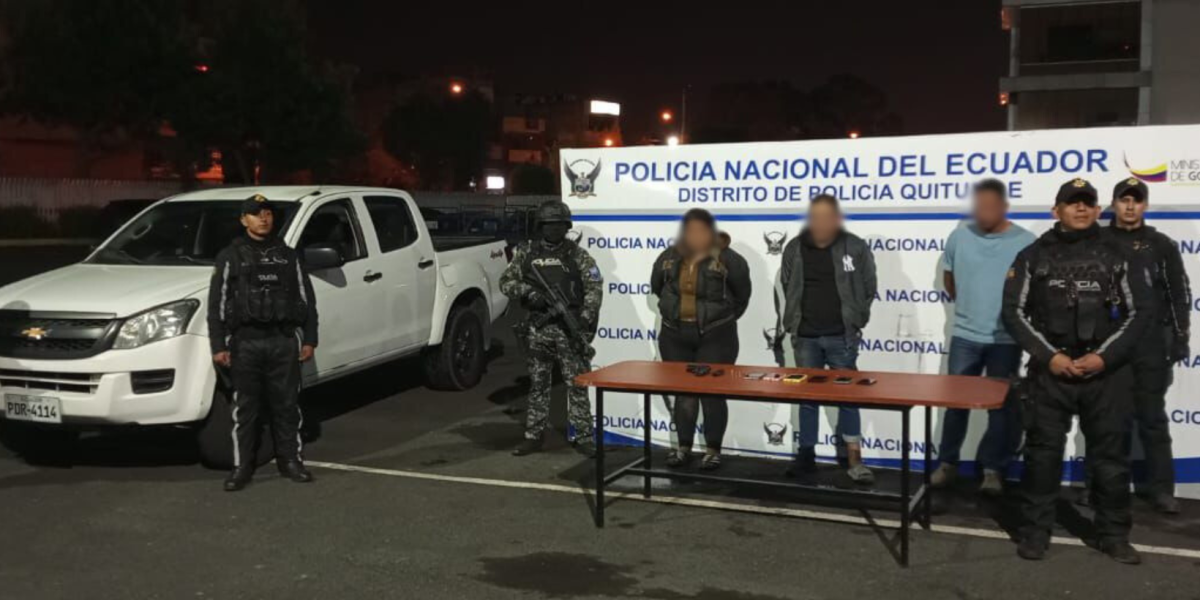 Quito | Tres sujetos se movilizaban en una camioneta robada y con un arma de fuego, en Caupicho