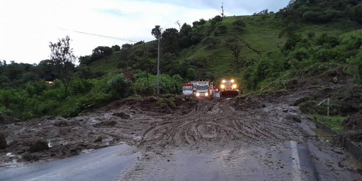 Las fuertes lluvias causaron 42 emergencias, entre derrumbes, corrientes de lodo y afectaciones a vías en Ecuador