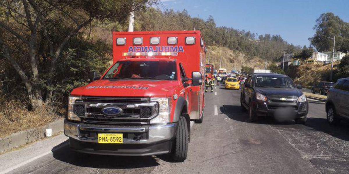 Quito: un siniestro de tránsito dejó seis personas afectadas en la avenida Simón Bolívar, a la altura de Gualo