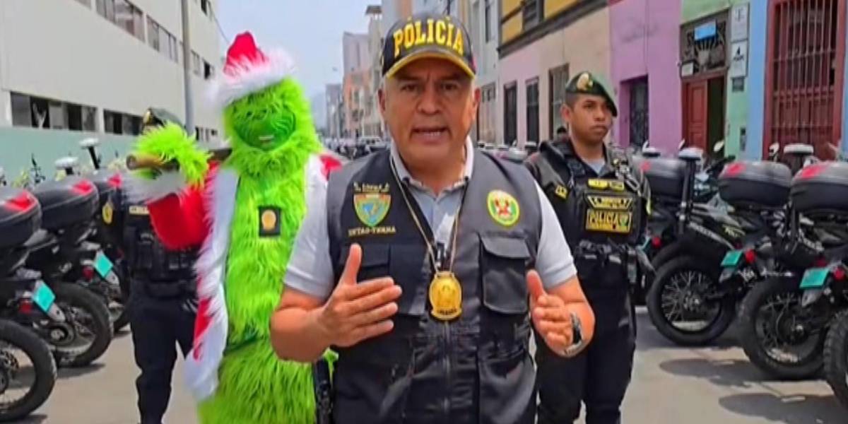 Un agente policial se disfrazó como el personaje navideño del 'Grinch' para sorprender a un clan de traficantes de drogas en un distrito costero del sur de Lima.