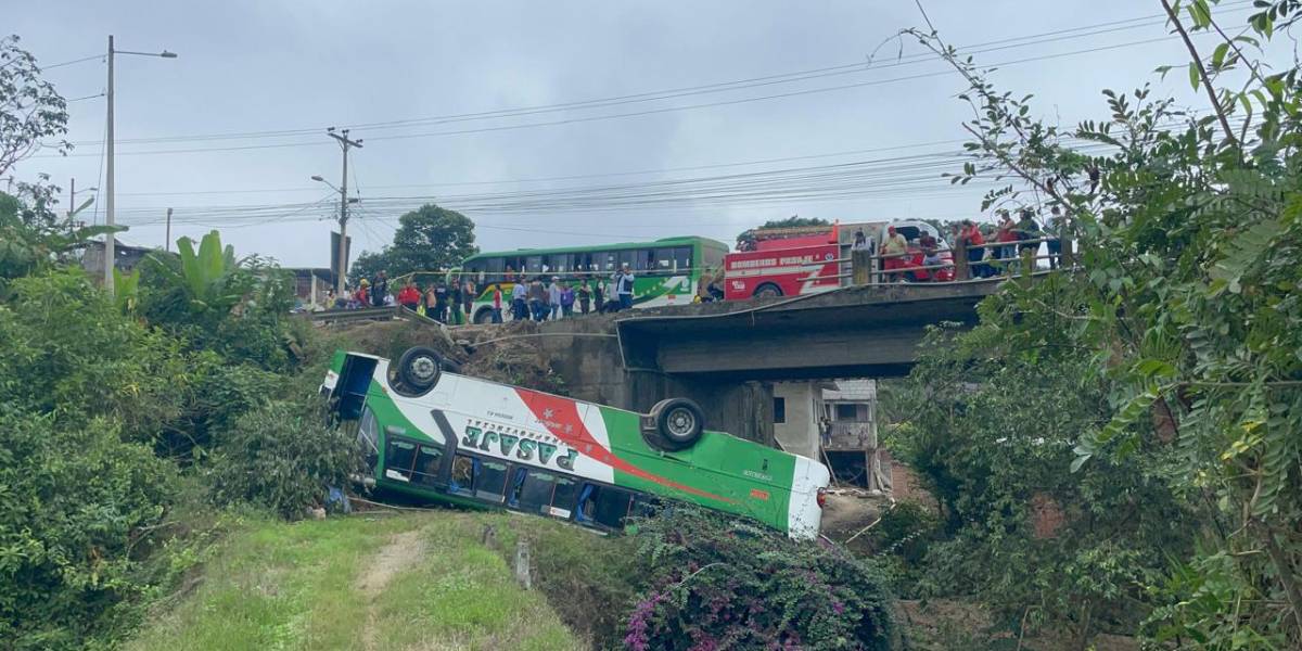 Una persona falleció tras volcamiento de un bus en Pasaje, El Oro