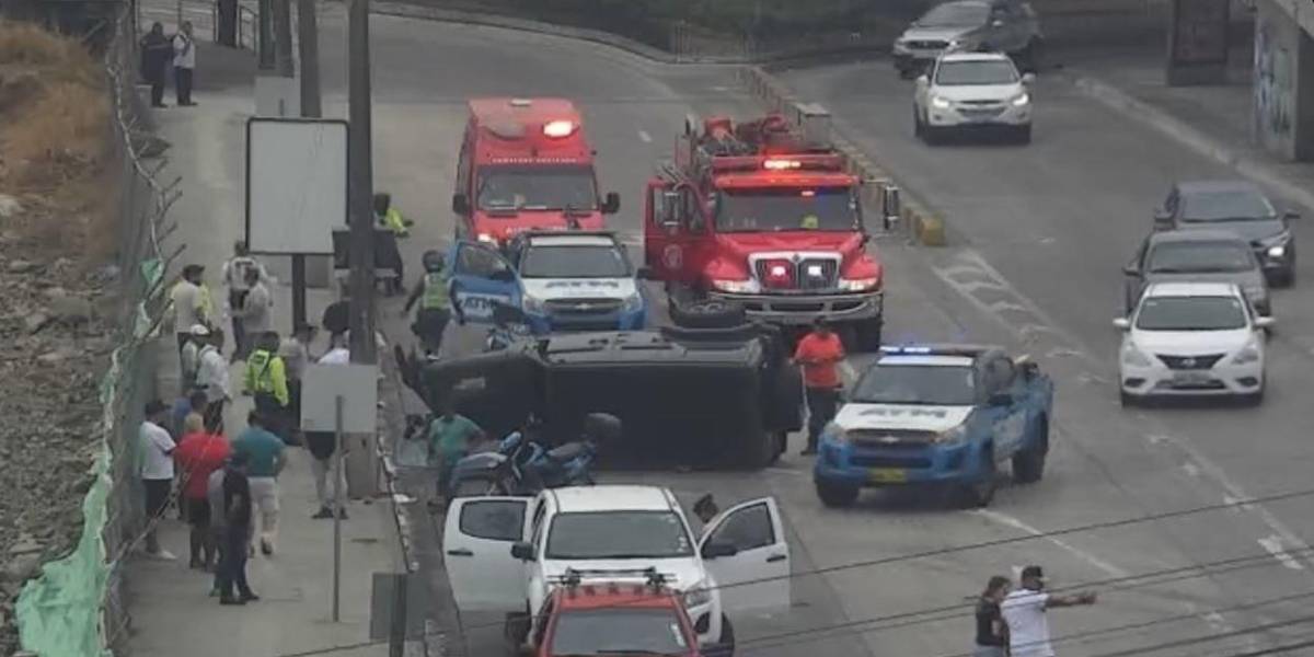 Un automóvil se volcó en la avenida Joaquín Orrantia, norte de Guayaquil