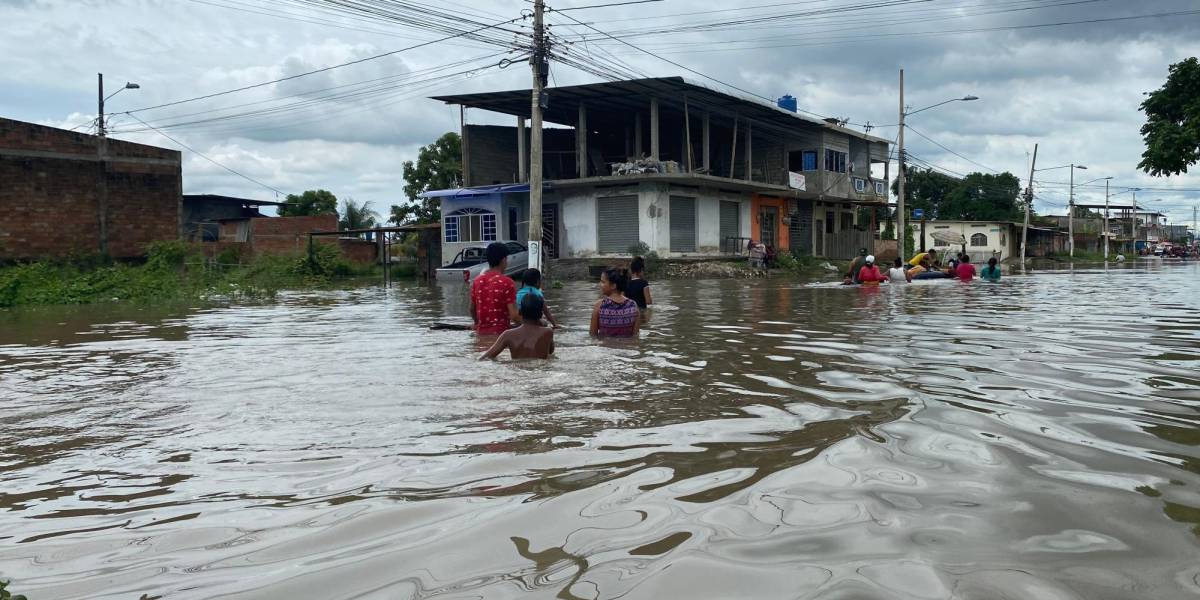 Cuidado con el agua estancada: los peligros ocultos de nadar o moverse en medio de los charcos que dejan las lluvias