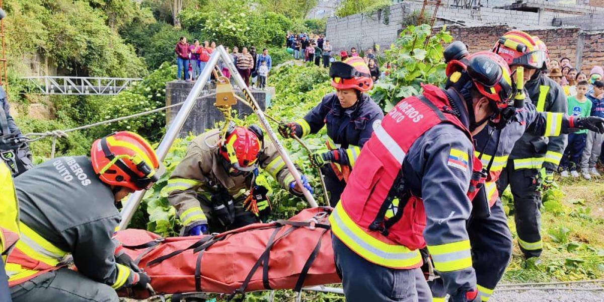 Quito: un vehículo cayó en una quebrada en el sur; una persona falleció y otra resultó herida