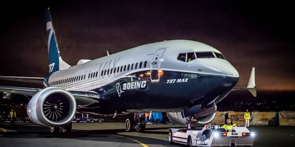 Video | Un camión se estrella con un avión en el aeropuerto de Seattle, Estados Unidos