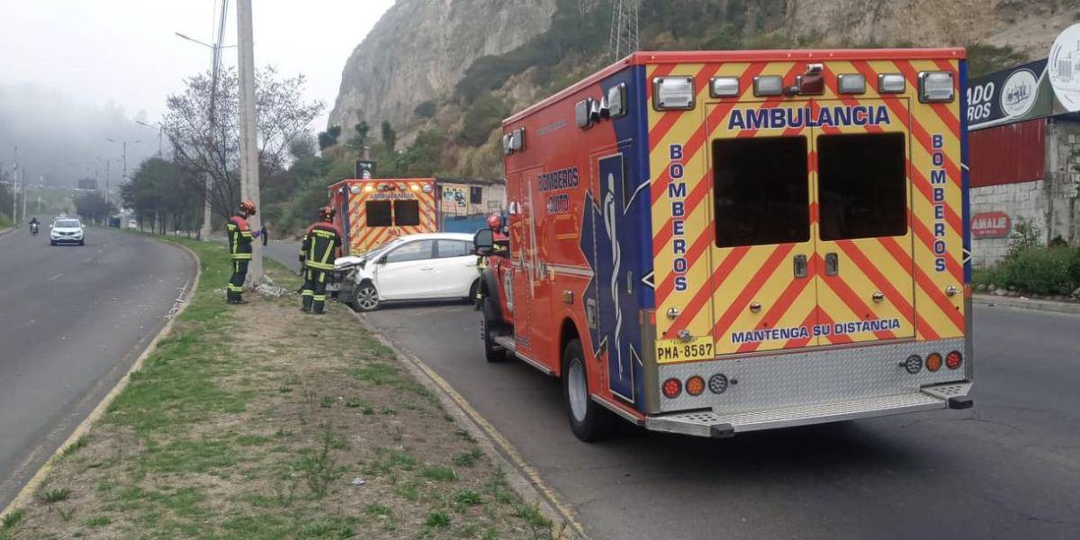 Un vehículo se chocó en la avenida Simón Bolívar, cerca del redondel de Zámbiza