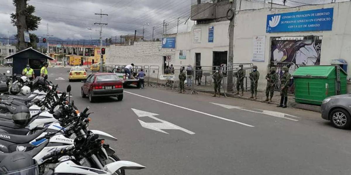 Dos presos se fugaron de la cárcel de Ambato y son buscados por policías y militares