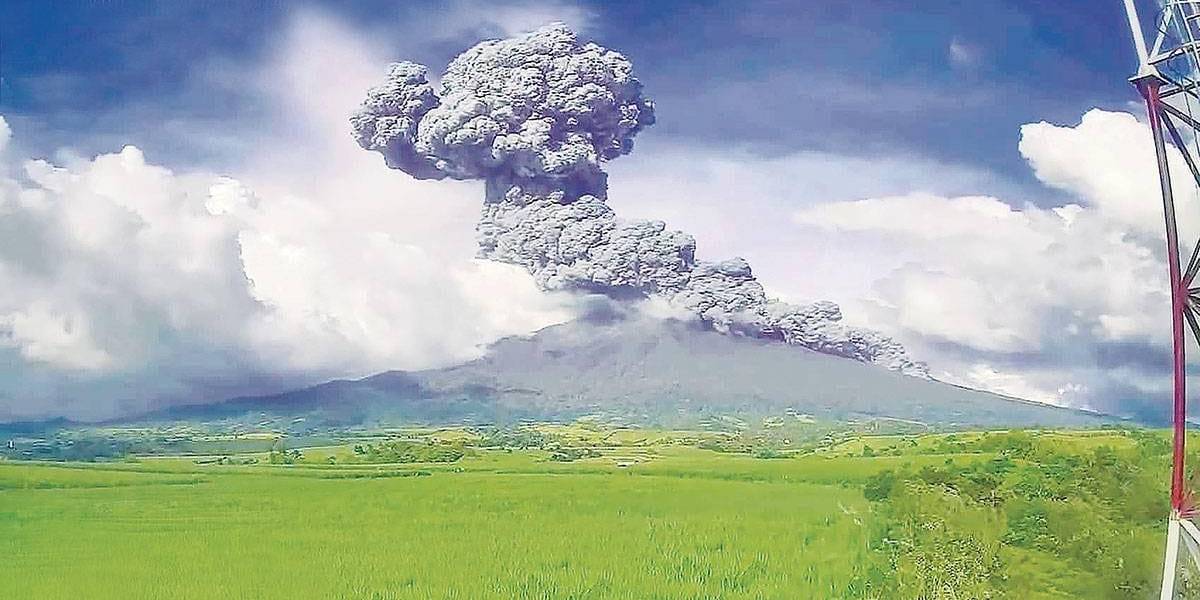 Filipinas comienza a evacuar a 87 000 personas por la erupción del volcán Kanlaon