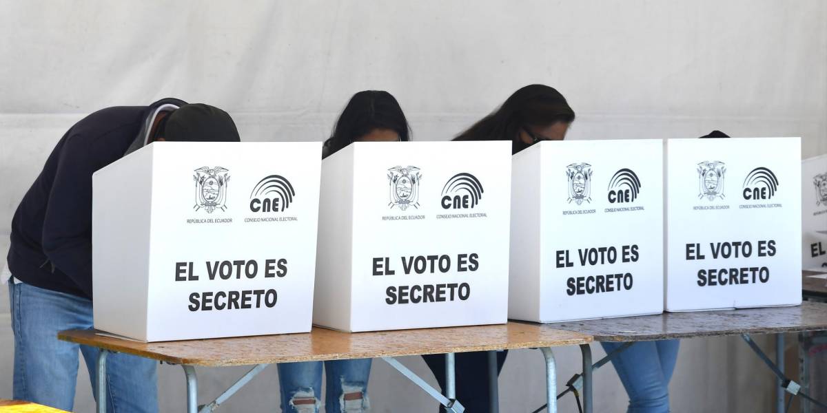 Elecciones Ecuador 2023: se cierran las urnas, ¿cómo se organiza el escrutinio ahora?