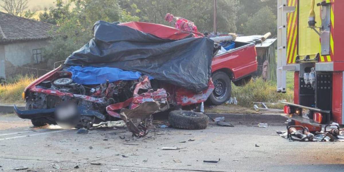 Tres fallecidos y tres heridos en Cuenca por choque entre camión y camioneta