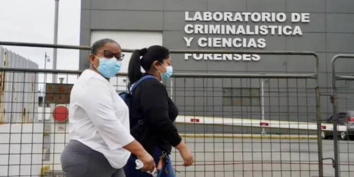 Autoridades coordinan acciones para liberar cuerpos de la morgue de Guayaquil