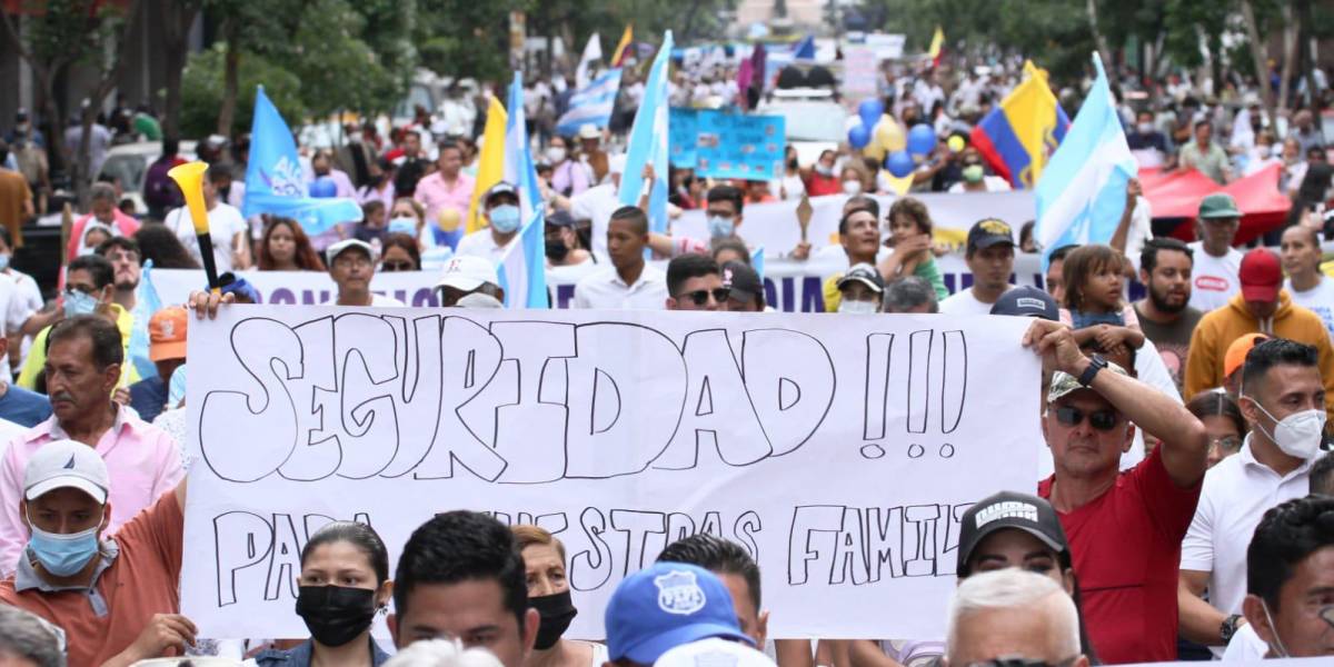 Ciudadanos marchan en Esmeraldas y Guayaquil en contra de la inseguridad