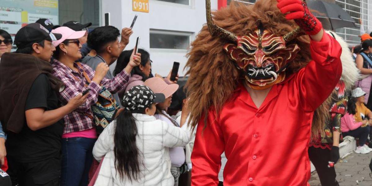 Diablada de Píllaro: cientos de danzantes festejan el Año Nuevo
