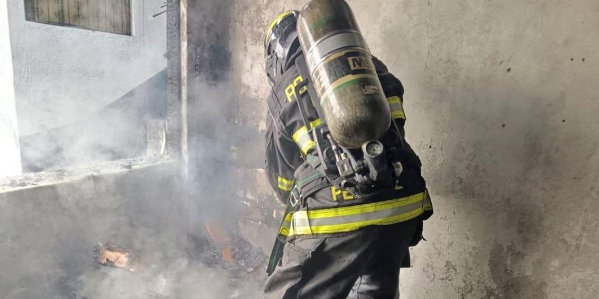 Quito | Un hombre falleció durante incendio en una casa en Chimbacalle