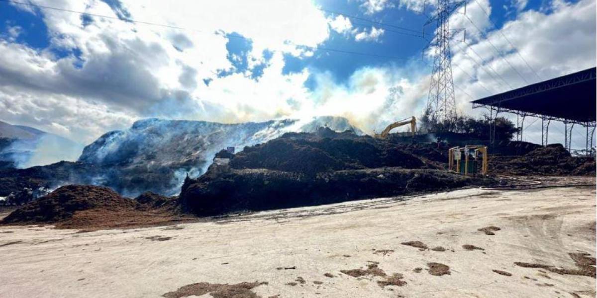 Los bomberos de Quito se suman a los bomberos de Mejía para apagar el incendio en Alóag