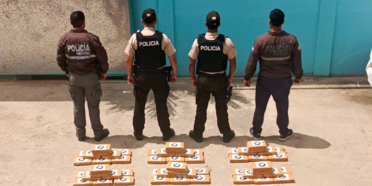 Esmeraldas: Un hombre abandonó un vehículo en el que se ocultaban 140 kilos decocaína