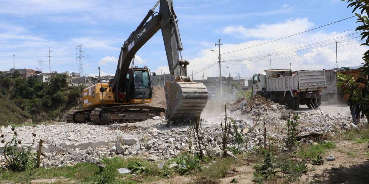 Una casa construida en una zona de protección en Calderón fue demolida con ayuda militar