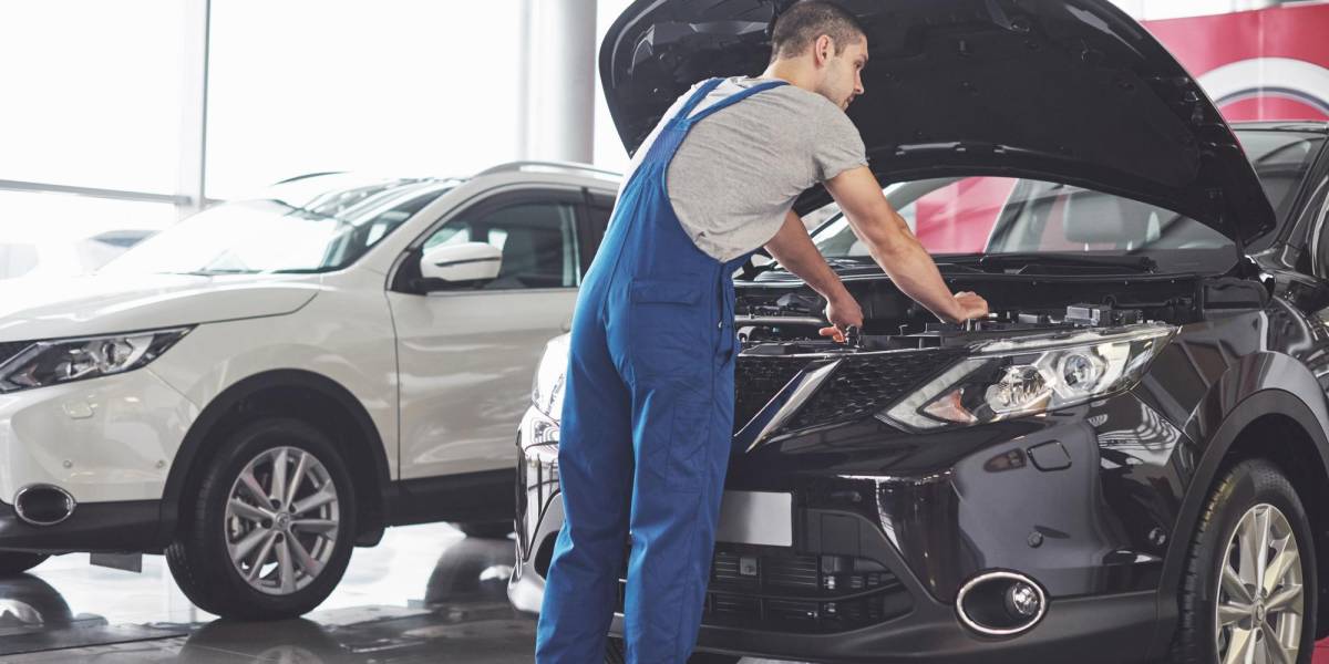 Esta es la frecuencia con la que debes realizar el mantenimiento a un carro automático y a un mecánico