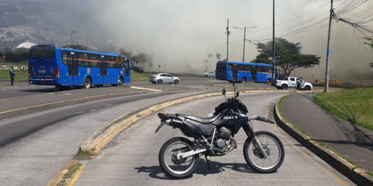 Agentes de la AMT cierran el carril de la Ecovía.