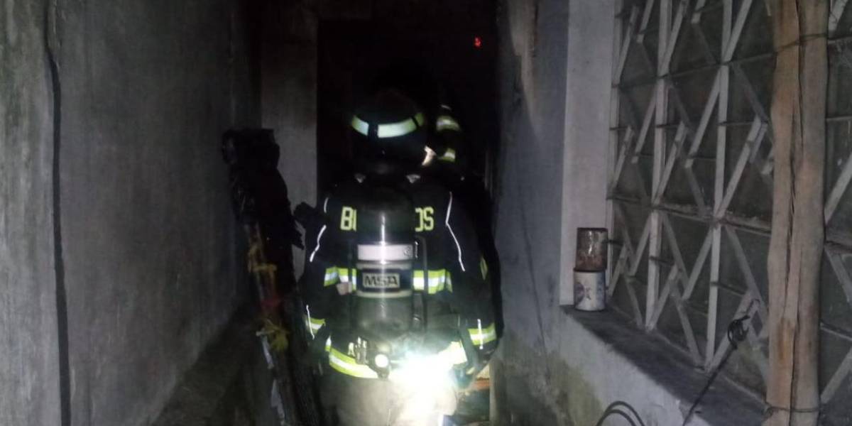 Quito | Una vela habría iniciado un incendio en una casa