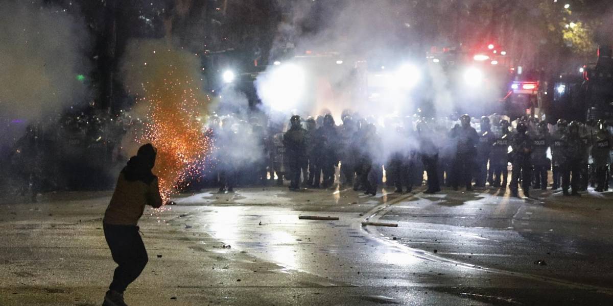 VIDEO | Manifestantes usan ametralladora de fuegos artificiales en Georgia