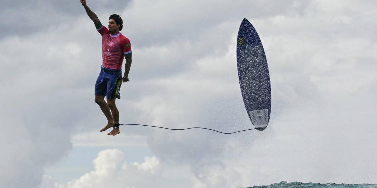 El brasileño Gabriel Medina surfea la mejor ola en la historia olímpica y roza la perfección