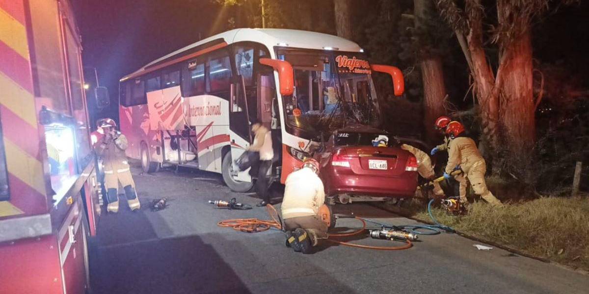 Cuenca: Seis personas, entre ellos tres niños, fallecieron en choque entre un bus y un auto