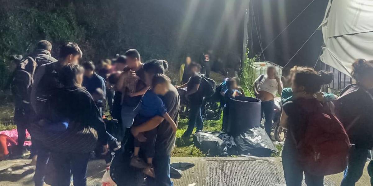 Migrantes ecuatorianos fueron encontrados hacinados en la caja de un tráiler en México
