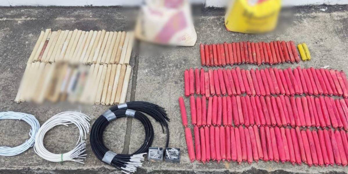 La Policía incautó 129 tacos de dinamita, rollos de mecha y otros objetos explosivos en Zaruma, El Oro