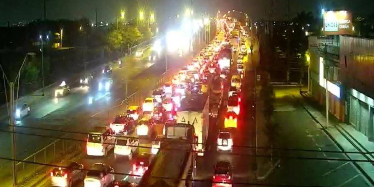 Un balacera en el Puente de la Unidad Nacional provoca un intenso tráfico vehicular; la Policía realiza un operativo