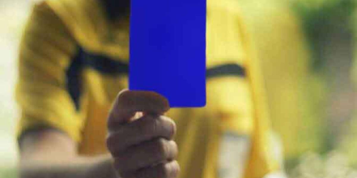 Tarjeta azul en el fútbol: expulsiones de 10 minutos y todo lo que se sabe de esta novedad