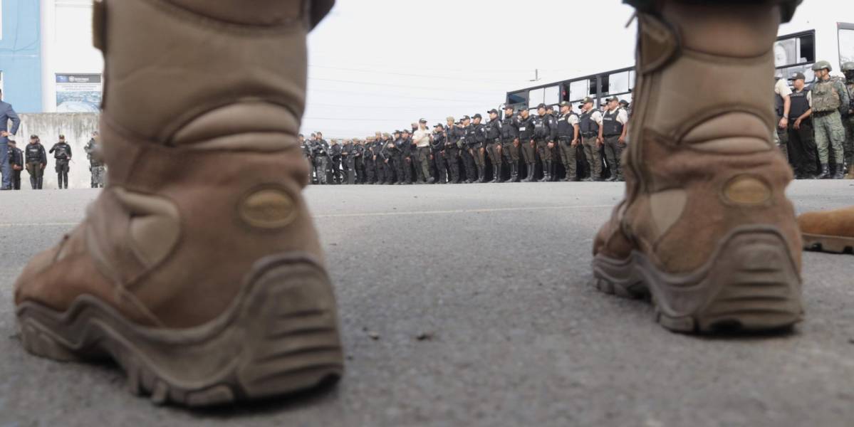 Un militar es detenido por intentar ingresar dos celulares a una cárcel en Guayaquil