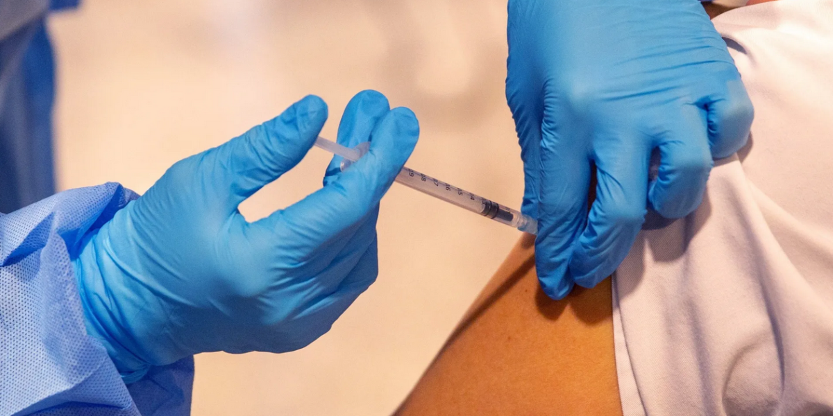 La OMS insta a la vacunación contra el covid-19, mientras que en Ecuador aumentan pacientes con afecciones respiratorias