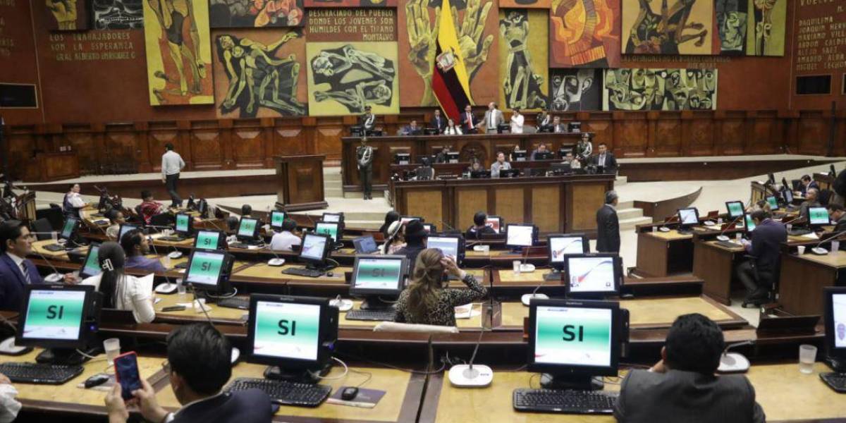 La Asamblea se mofó del Gobierno con linternas y el uso de silbatos por los apagones