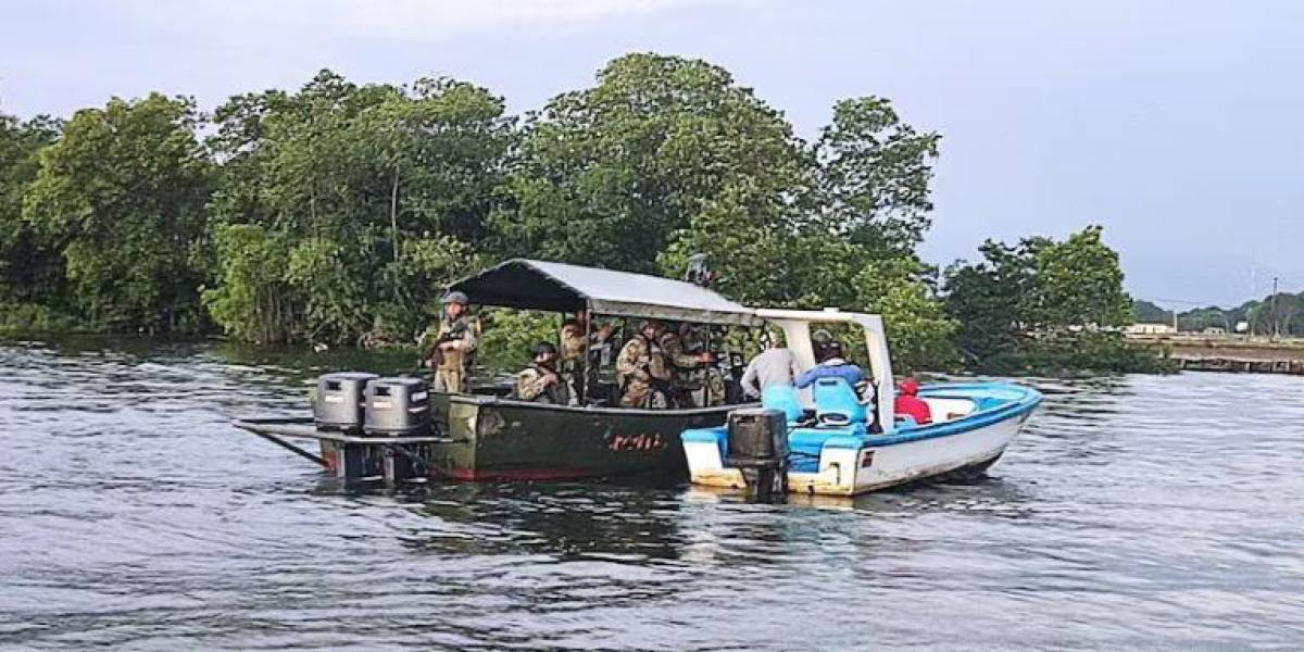 El Oro: 15 personas desaparecieron tras explosión de una embarcación